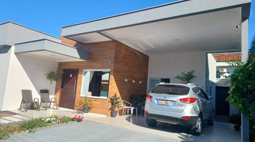 Belíssima  Casa em Condominio fechado à venda em Canasvieiras – Florianópolis SC