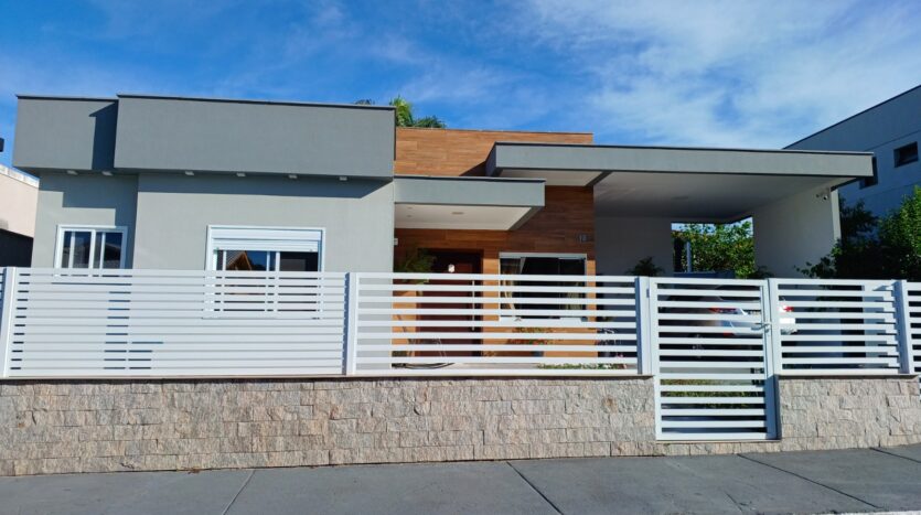 Belíssima  Casa em Condominio fechado à venda em Canasvieiras – Florianópolis SC