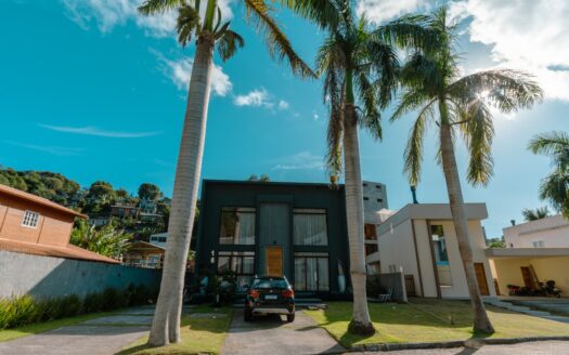 Linda Casa à Venda na Cachoeira do Bom Jesus – Florianópolis