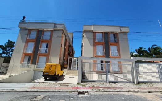 Viva a poucos metros do mar na Praia do Santinho!